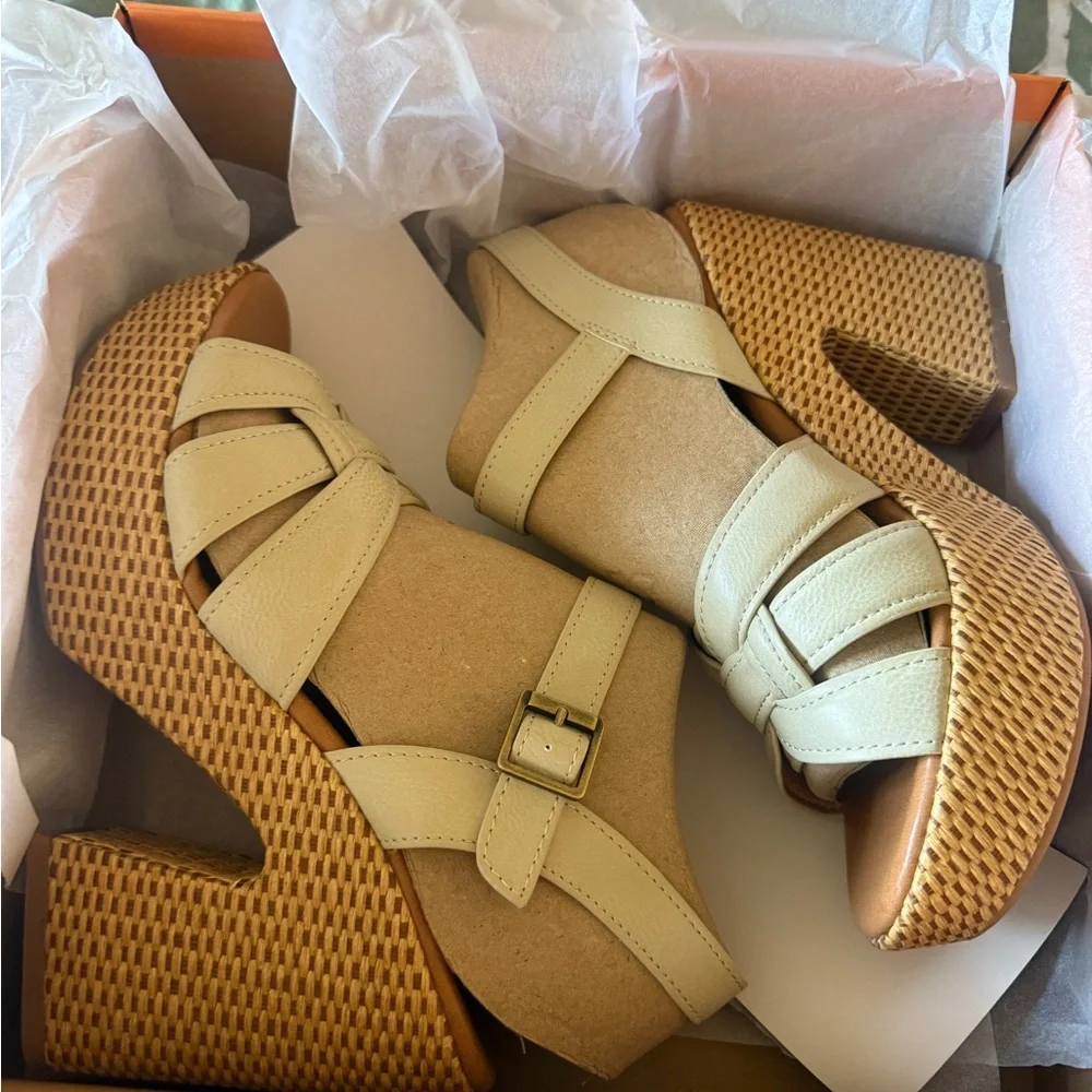NEW KORKS Dee Wedge Platform (Women) 10M, OFF WHITE
